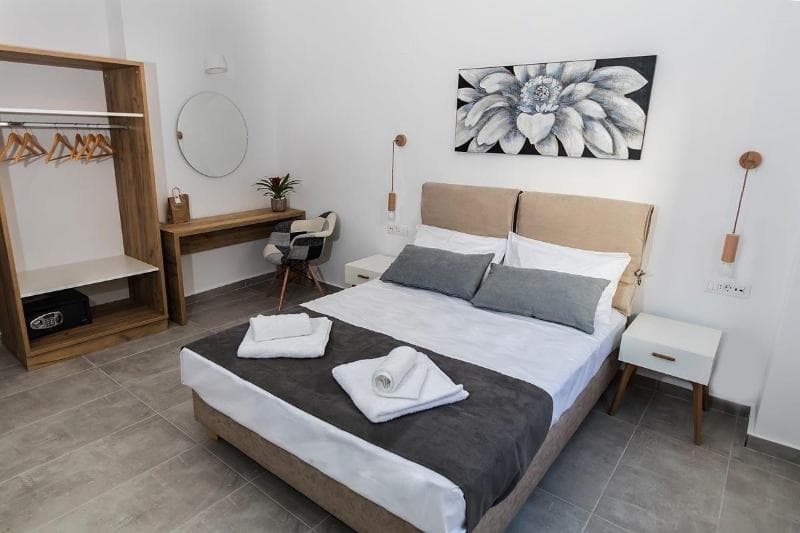 Deluxe Hotel 3