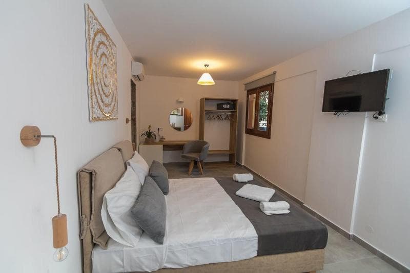 Deluxe Hotel 5