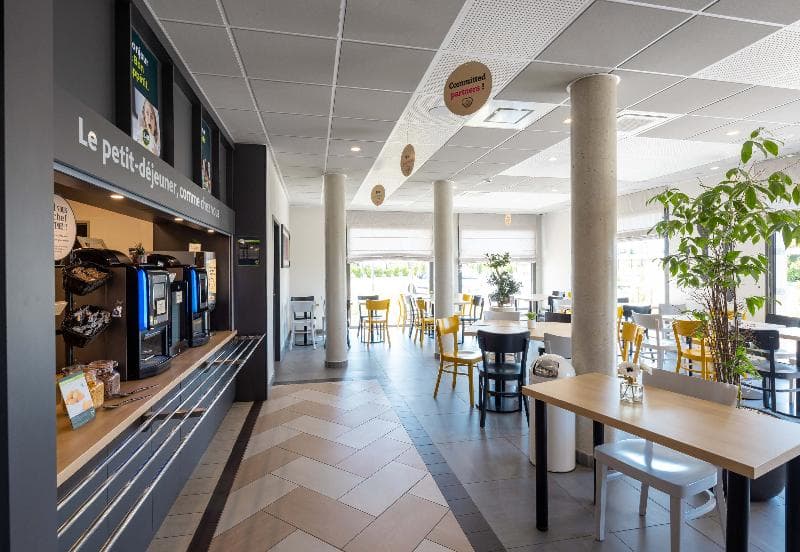 B&B HOTEL Troyes Magasins d'usine main