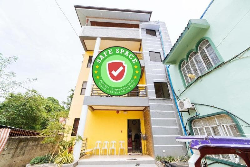 Reddoorz @ D Maagma Street - Vaccinated Staff 4