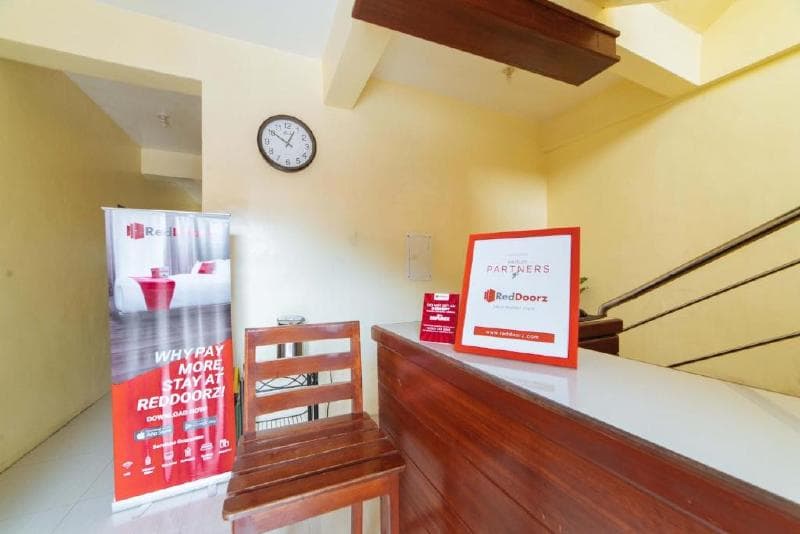 Reddoorz @ D Maagma Street - Vaccinated Staff 3