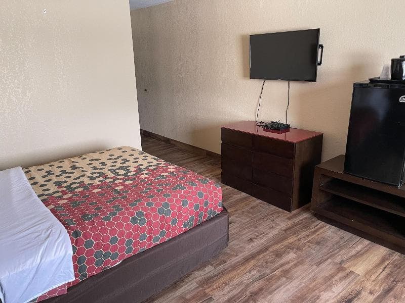 Econo Lodge 3