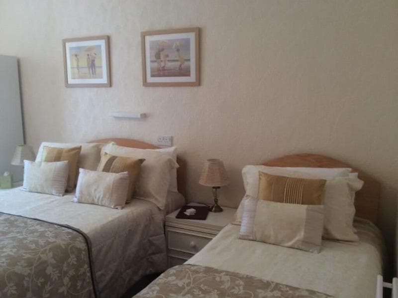 Cleve Court Hotel - Guest House 5