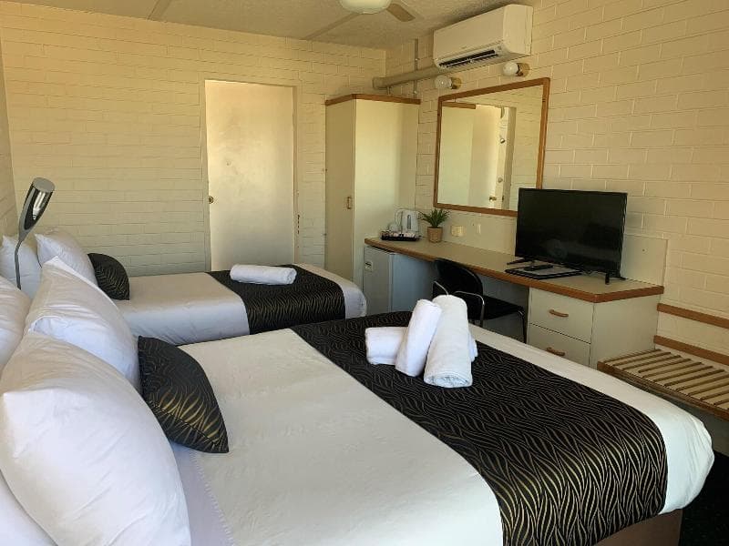 Crest Motor Inn 5