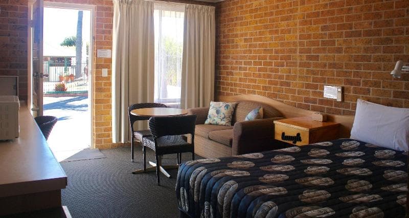 Town & Country Motor Inn 4