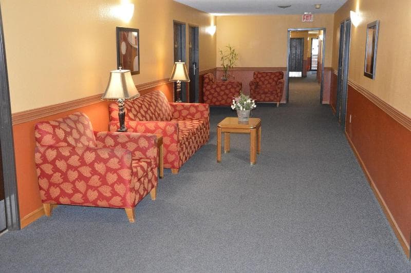 Burnsville Inn & Suites 4