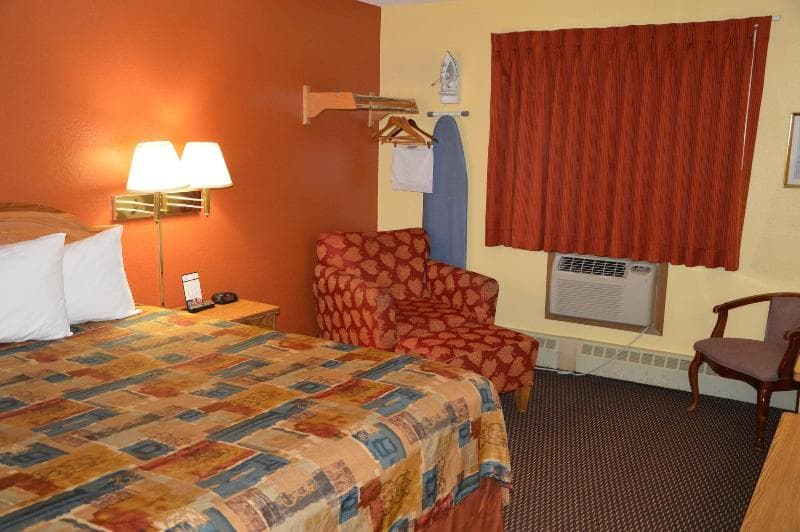 Burnsville Inn & Suites 3