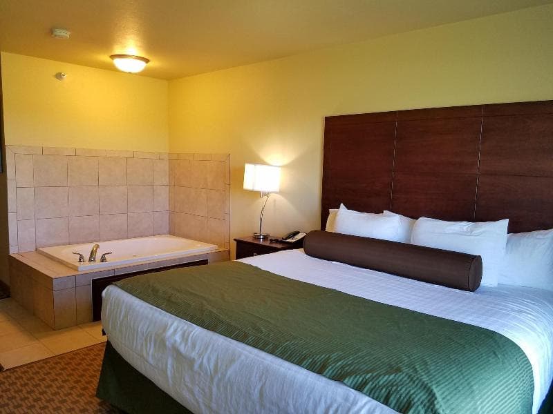 Cobblestone Inn & Suites 5