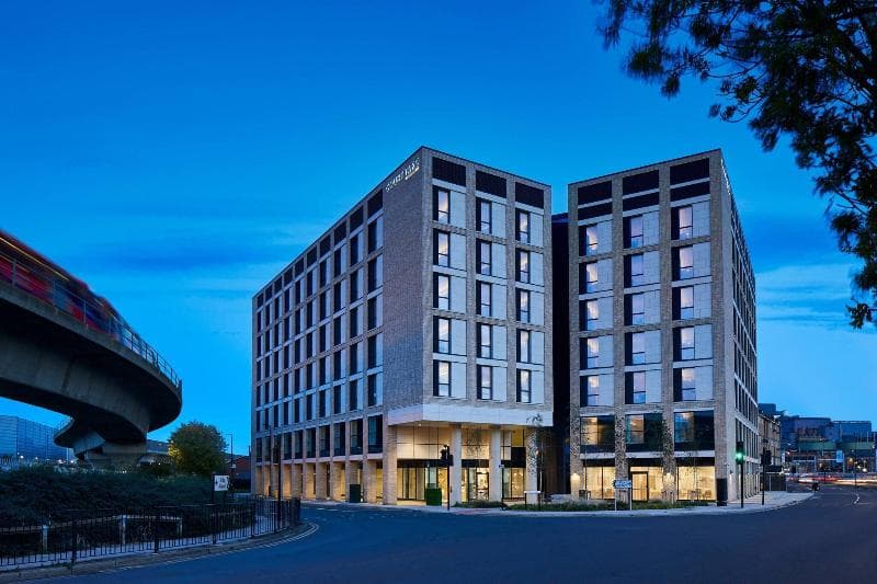 Courtyard By Marriott London City Airport 4
