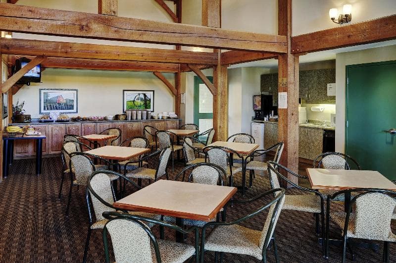 Lakeview Inn & Suites 3
