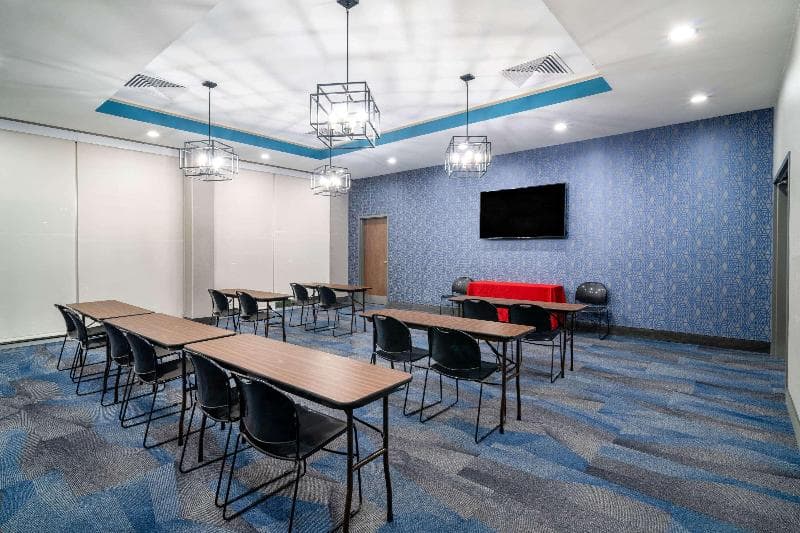 La Quinta Inn & Suites by Wyndham Louisville East photo 1