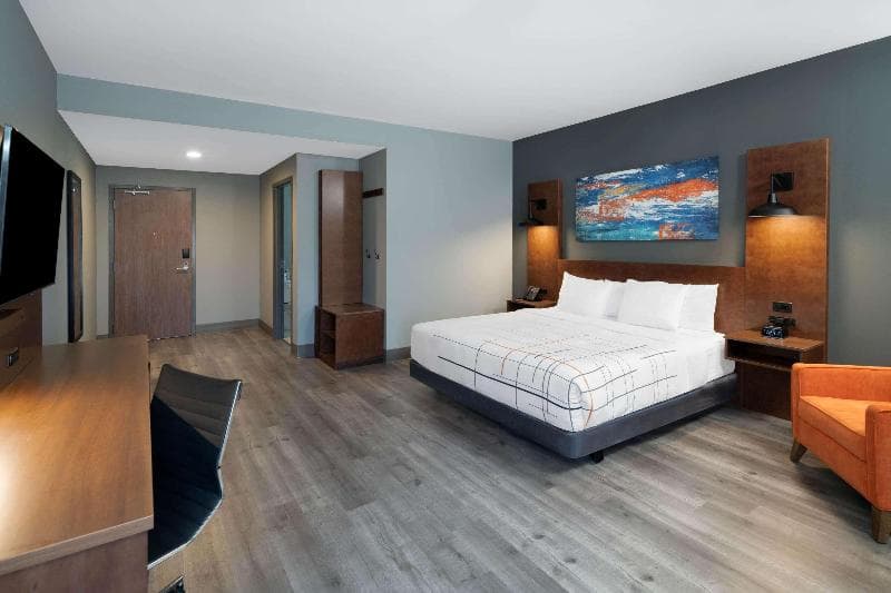 La Quinta Inn & Suites by Wyndham Louisville East 4