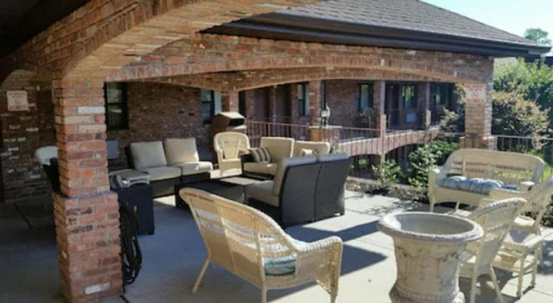Chalet Inn & Suites Centerport 4