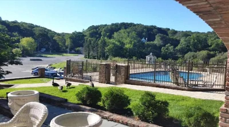 Chalet Inn & Suites Centerport photo 1