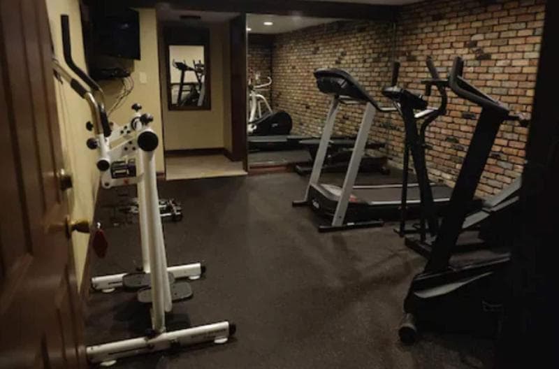Chalet Inn & Suites Centerport 5