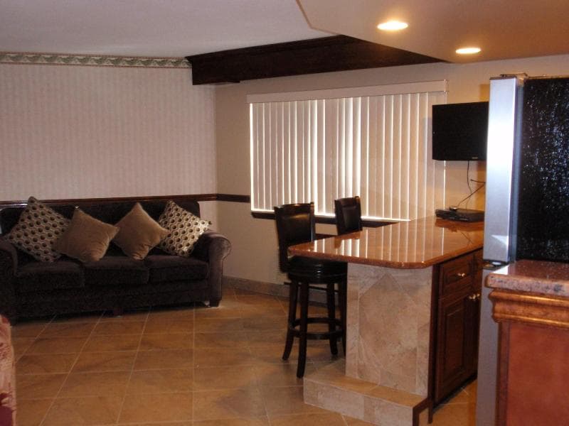 Chalet Inn & Suites Centerport 2