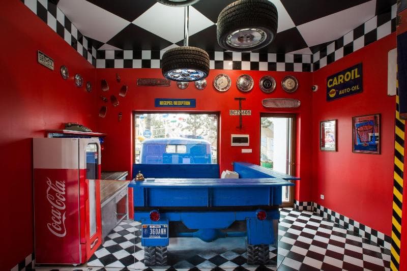Retro Hotel Garage 4