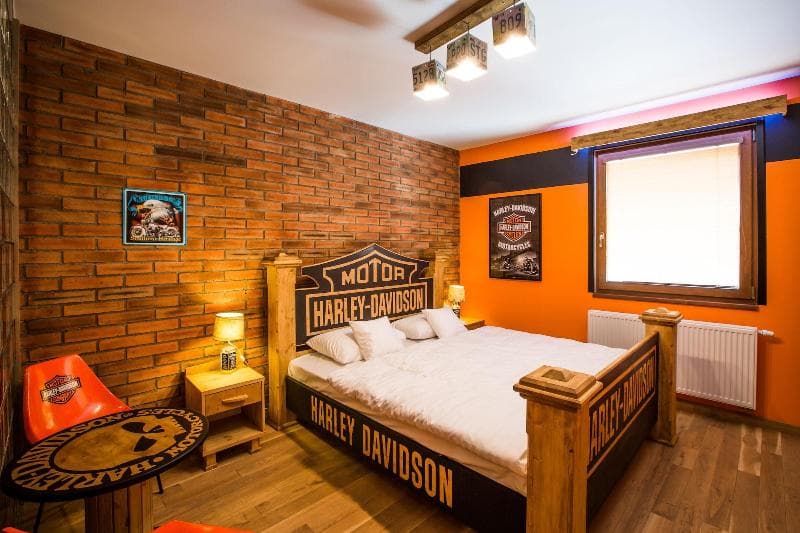 Retro Hotel Garage 3