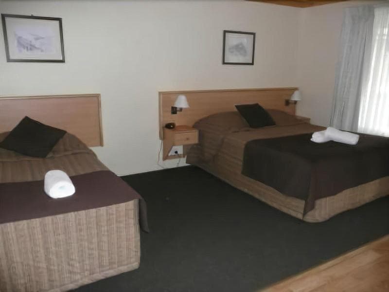 Black Gold Motel 4
