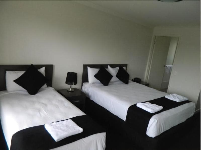 Dooleys Capella Tavern And Motel 4