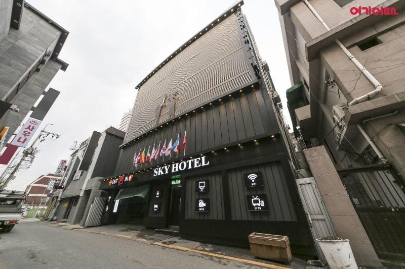 Sky Motel 5