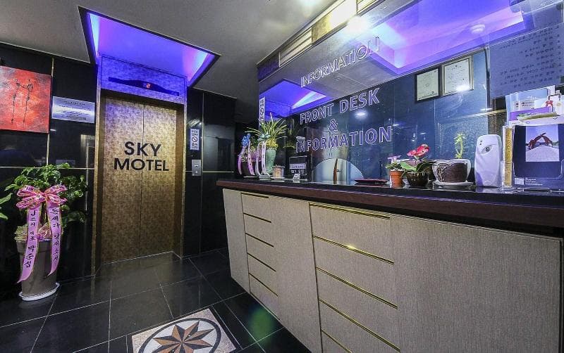 Sky Motel 4