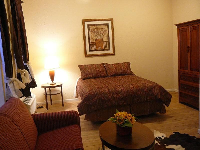 Holly Inn Suites main