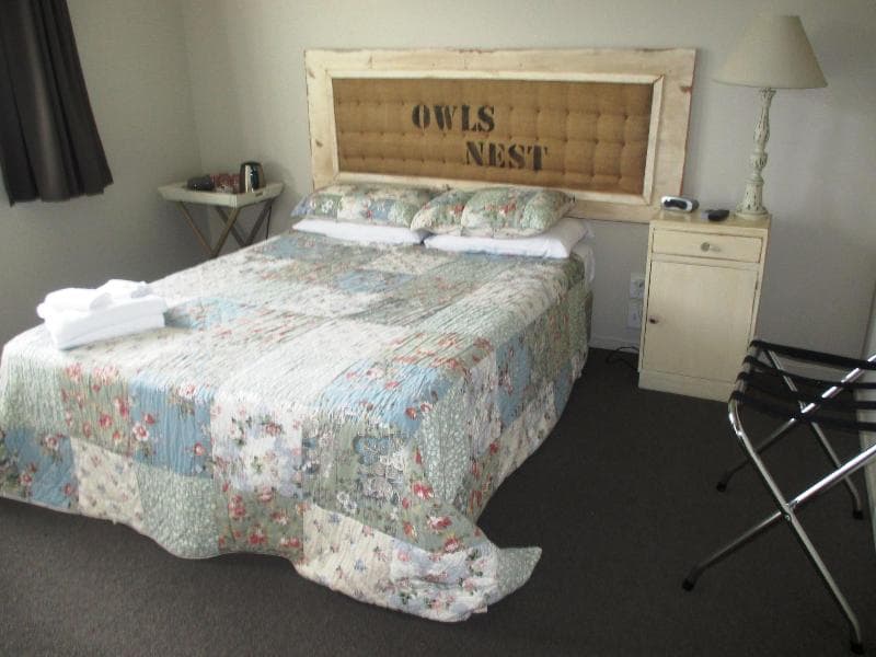 Fat Owl Motel, Bar & Eatery 4