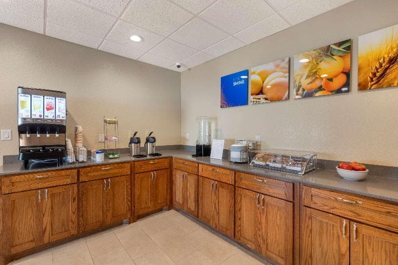 Comfort Inn & Suites 3