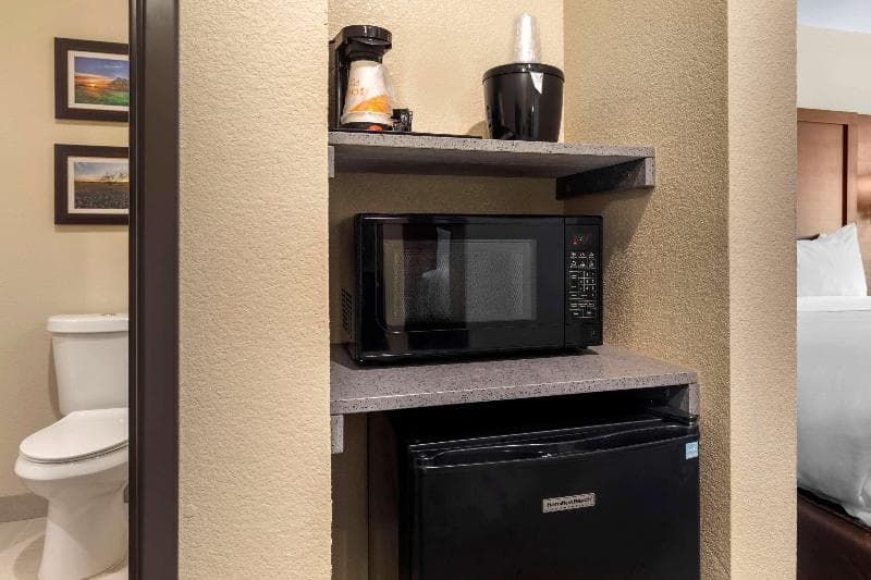 Comfort Inn & Suites 4