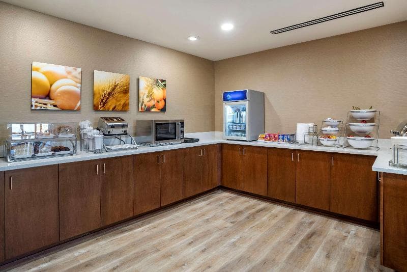 Comfort Inn & Suites 3