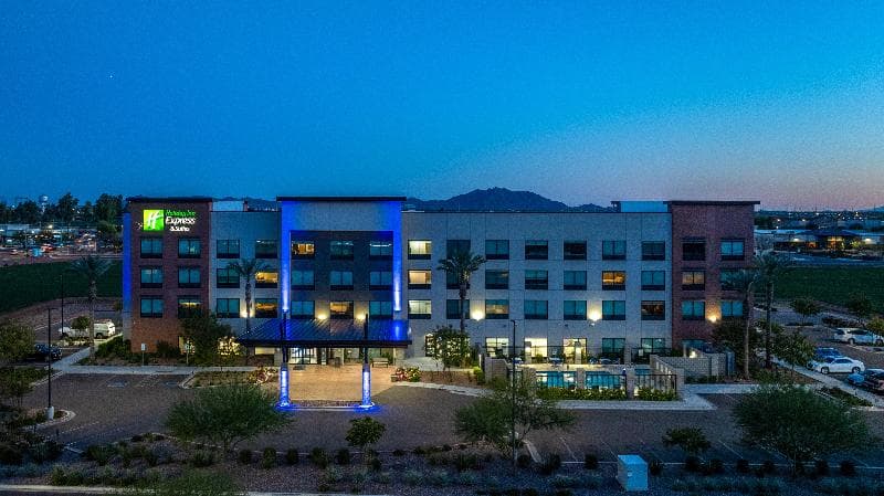 Holiday Inn Express & Suites Gilbert - Mesa Gateway Airport 2