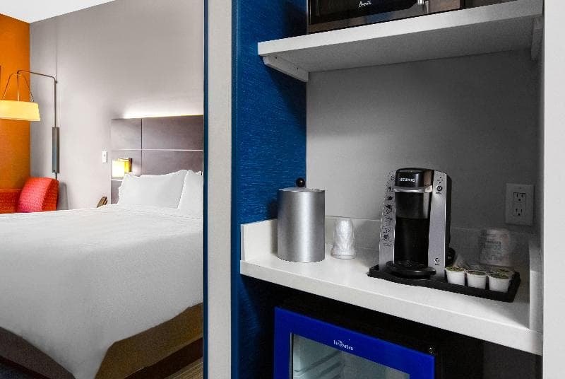 Holiday Inn Express & Suites Sanford 3
