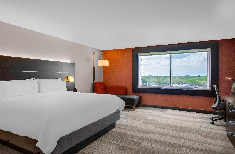 Holiday Inn Express & Suites Sanford 4
