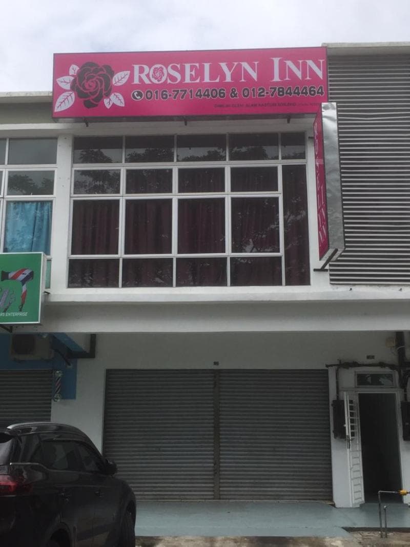 Oyo 90090 Roselyn Inn 2 3