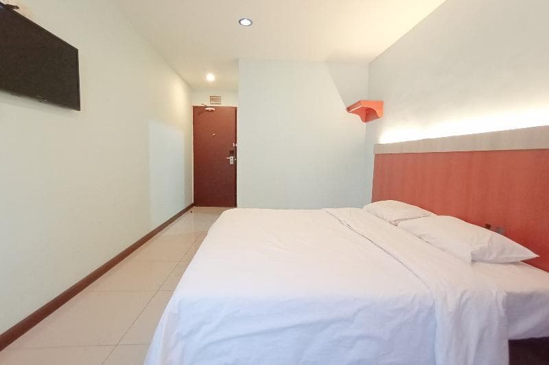 Oyo 90207 Sir Inn 4