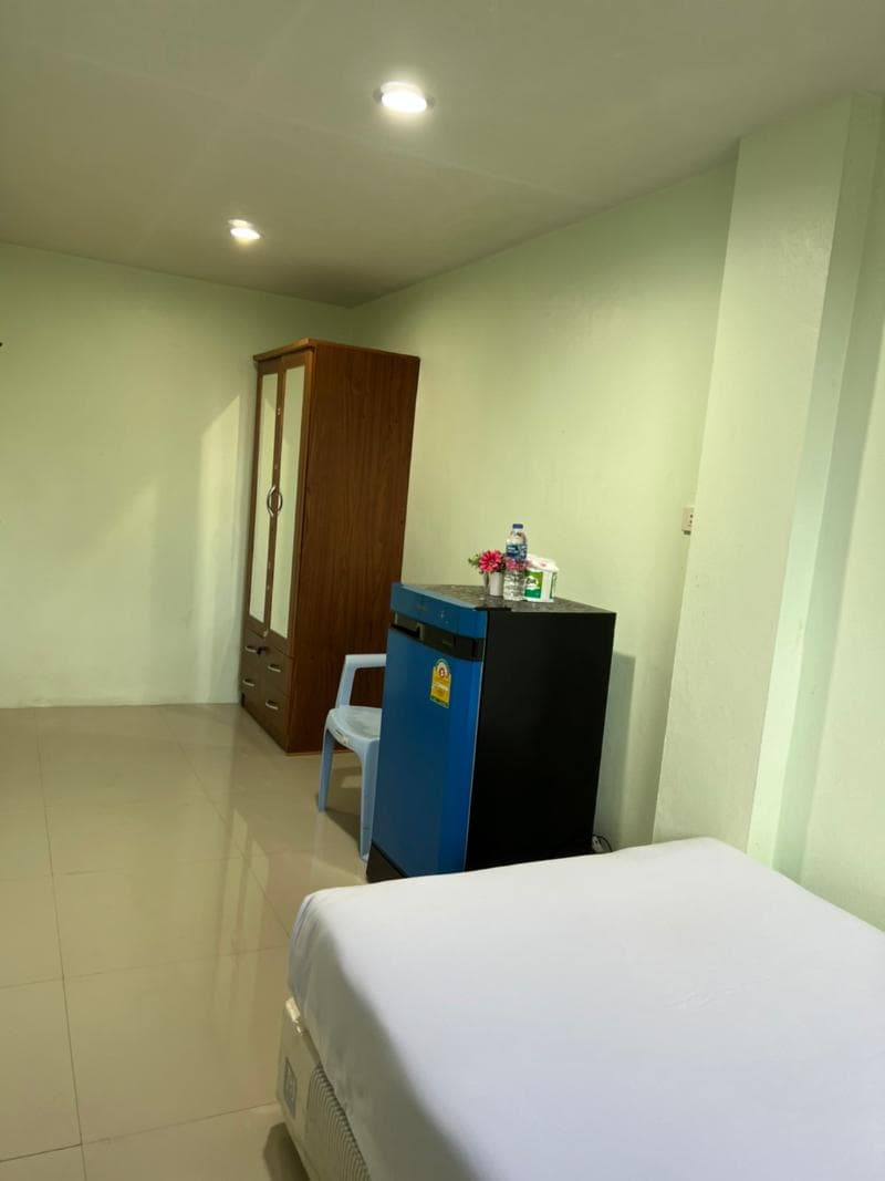 Oyo 75377 Check In House 4