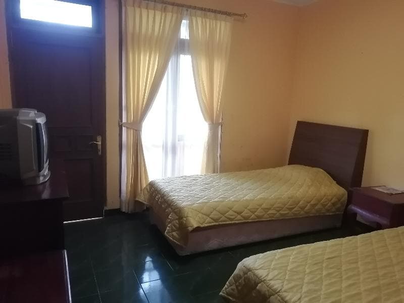 Super Oyo 90382 Hotel Sarah Sukabumi 4