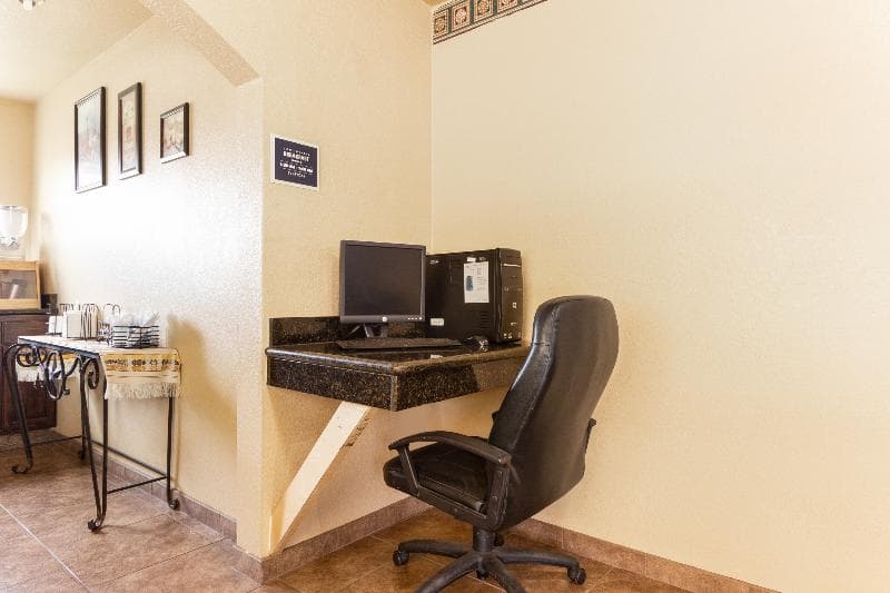 Freer Executive Inn And Studios By Oyo 5