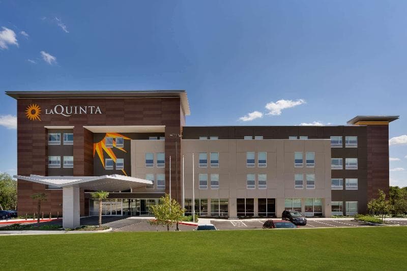 La Quinta Inn & Suites by Wyndham San Antonio SeaWorld/LAFB photo 1