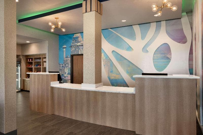 La Quinta Inn & Suites by Wyndham San Antonio SeaWorld/LAFB 3