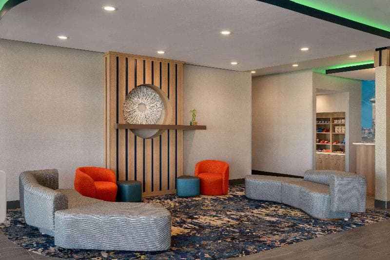 La Quinta Inn & Suites by Wyndham San Antonio SeaWorld/LAFB 4