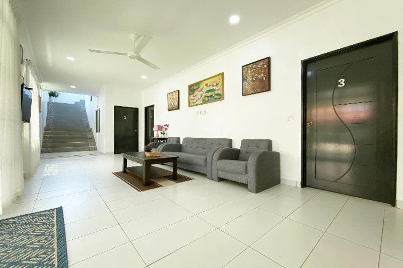 Oyo 90230 Dh Residence 4