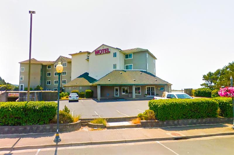 Siletz Bay Beachfront Hotel by OYO Lincoln City 3