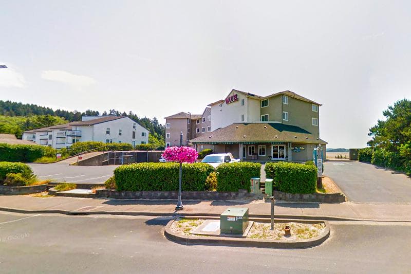 Siletz Bay Beachfront Hotel by OYO Lincoln City 4