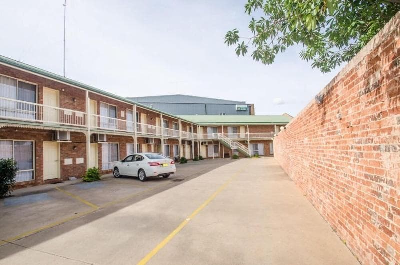 Hamilton's Henry Parkes Motor Inn, Parkes 2