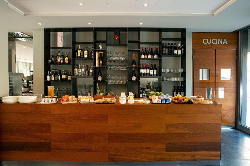 One Hotel & Restaurant 3