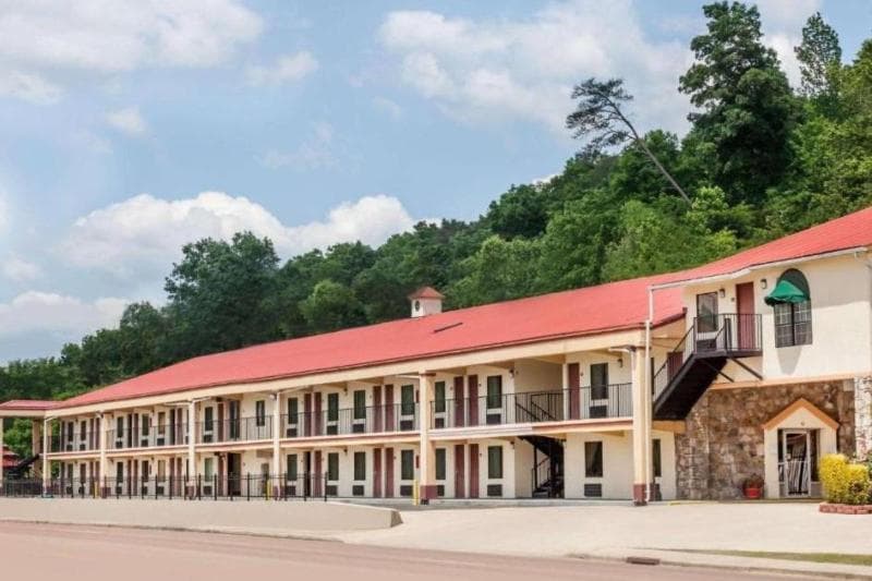 Clarion Pointe Valley Inn 1