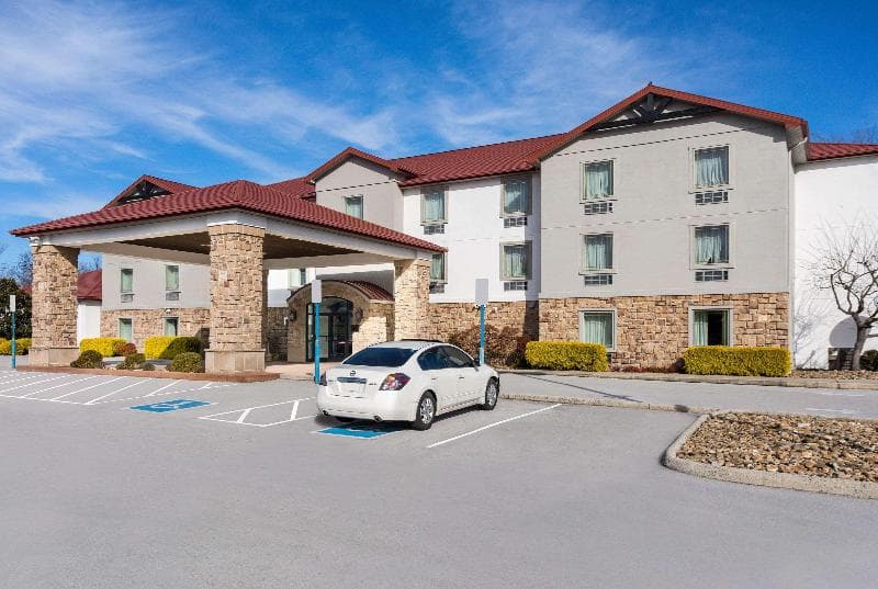 Quality Inn & Suites 4