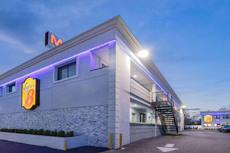 Super 8 by Wyndham Lindenhurst photo 1